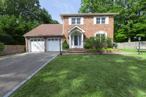 410 Landing Ave, Smithtown, NY 11787