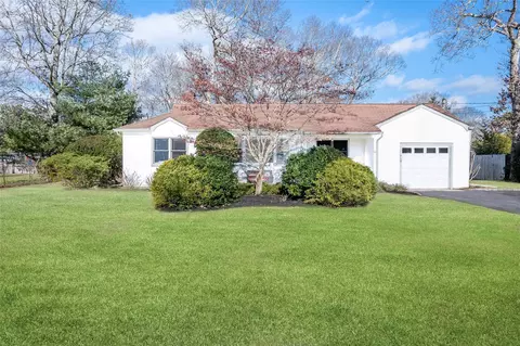 25 Lynncliff Rd, Hampton Bays, NY 11946