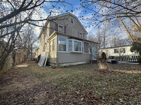 120 W 9th St, Huntington Station, NY 11746