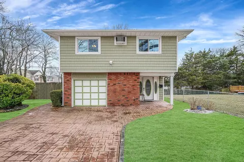 44 Lee Ave, Wheatley Heights, NY 11798