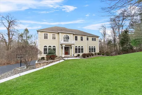 225 Stonywood Dr, Newburgh, NY 12550