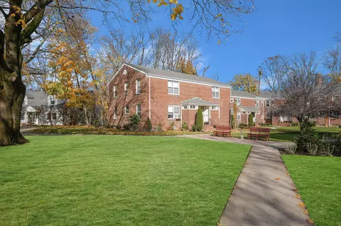 99 Edwards St #1C, North Hempstead, NY 11577
