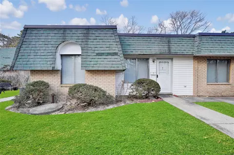 468 Daryl Dr, Medford, NY 11763