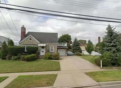 215 Leonard Blvd, North Hempstead, NY 11040