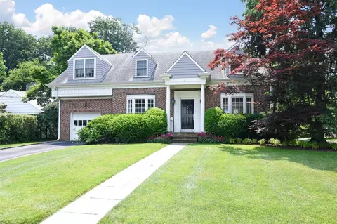 2 Hazen St, Pelham, NY 10803