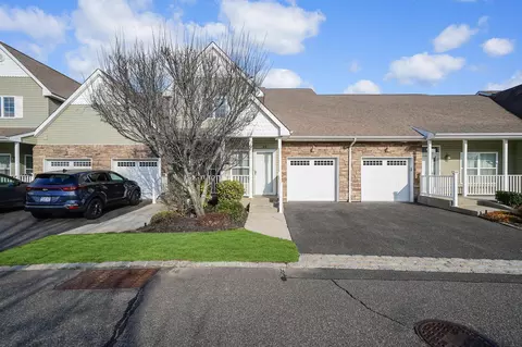 49 Rose Ln, Mount Sinai, NY 11766