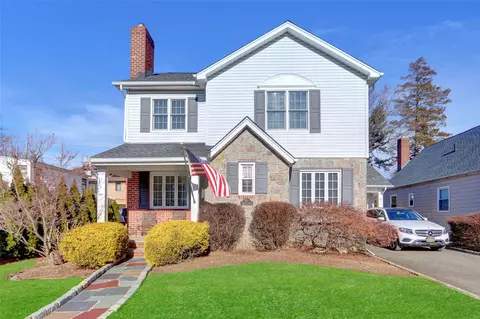 43 Primrose Dr, North Hempstead, NY 11040