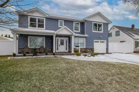 24 Clover Ln, Levittown, NY 11756