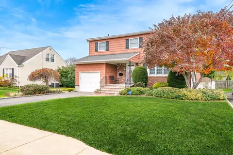 2084 Pine St, Wantagh, NY 11793