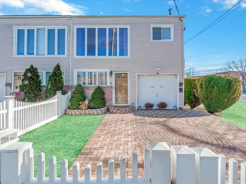 14969 256th St, New York, NY 11422