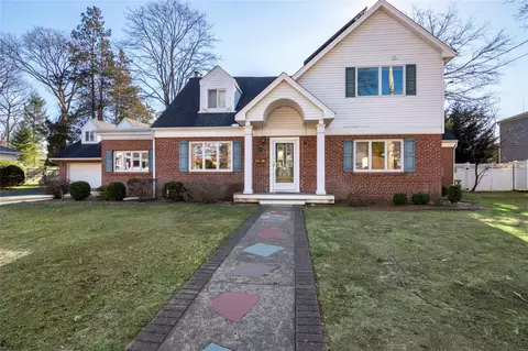 82 Ketewamoke Ave, Babylon, NY 11702