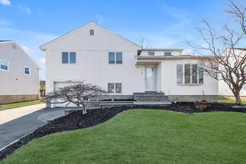 18 Circle Dr, Syosset, NY 11791