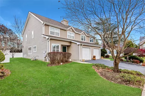 102 Robertson Pl, Melville, NY 11747