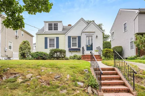 105 Moore St, North Hempstead, NY 11040