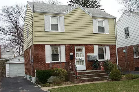 351 White Rd, North Hempstead, NY 11501