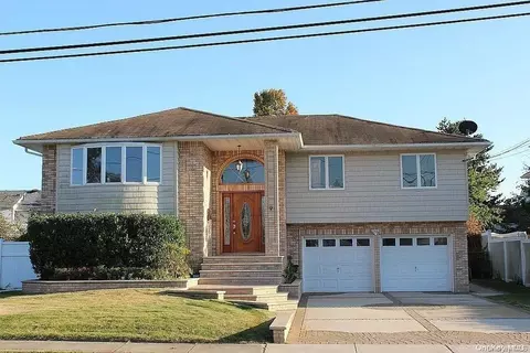 9 Comet Ln, Massapequa, NY 11758
