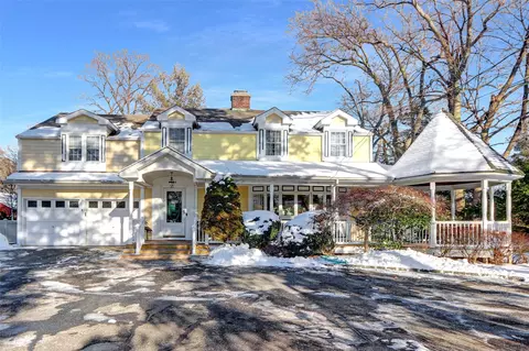74 Bay Ave, Huntington, NY 11743