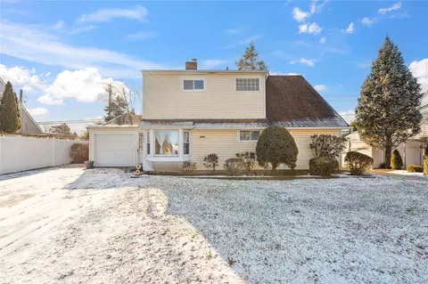 206 Spindle Rd, Hicksville, NY 11801