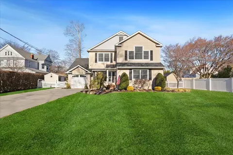 15 Coles Ave, Amityville, NY 11701