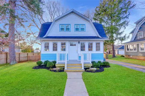 25 Prospect Pl, Riverhead, NY 11901
