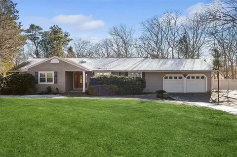 3 Pinewood Ct, Nesconset, NY 11767