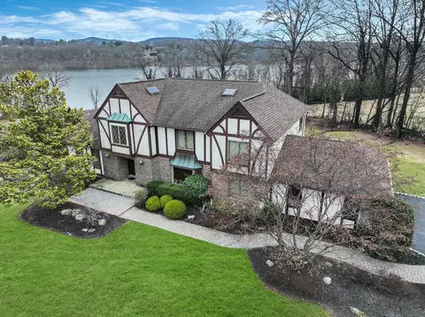 2 Fieldstone Ct, Clarkstown, NY 10956
