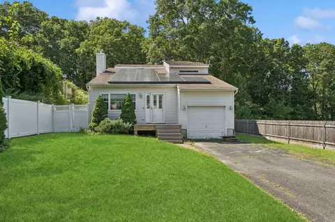 567 Starlight Dr, Shirley, NY 11967