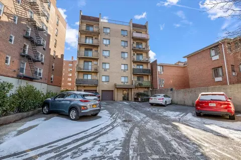 135-08 82nd St #502, Briarwood, NY 11435