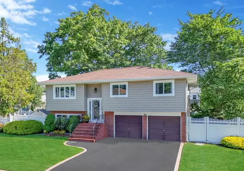 44 N Kings Ave, Lindenhurst, NY 11757