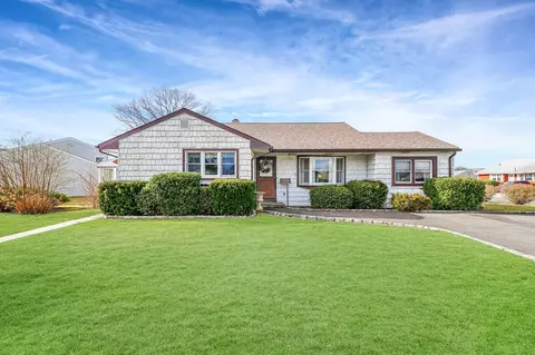 2 Robin Ln, Farmingdale, NY 11735