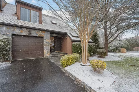 23 Fox Run, North Hempstead, NY 11577