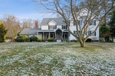 8 Green Acre Ln, Northport, NY 11768