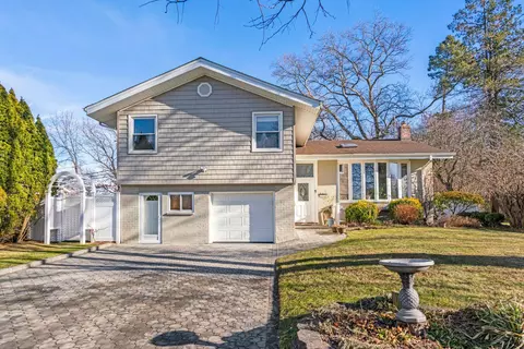 218 Birchwood Park Dr, Jericho, NY 11753