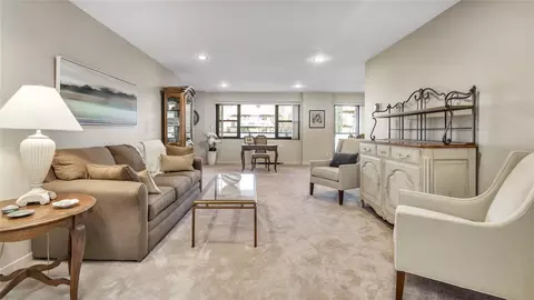 22 Park Pl #3J, North Hempstead, NY 11021