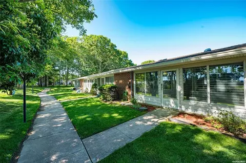 194 Newcastle Ct # D, Ridge, NY 11961