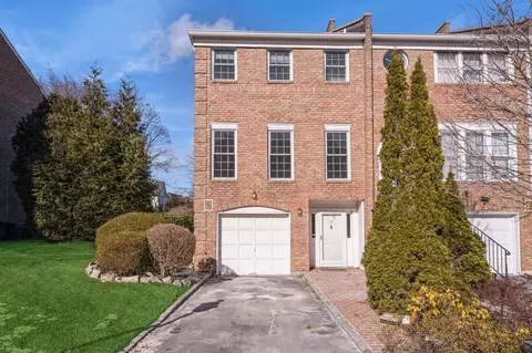 79 Marjorie Ct, North Hempstead, NY 11030
