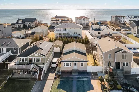 21 E Seacrest Ave, Lindenhurst, NY 11757