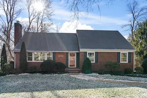 8 Mill Pond Ln, Centerport, NY 11721