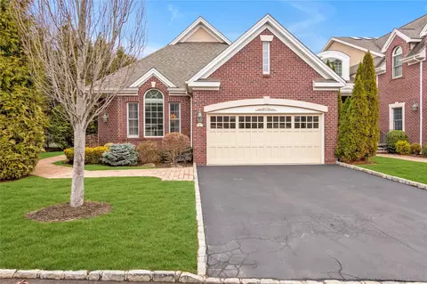 2 Hathaway Ln, North Hempstead, NY 11030