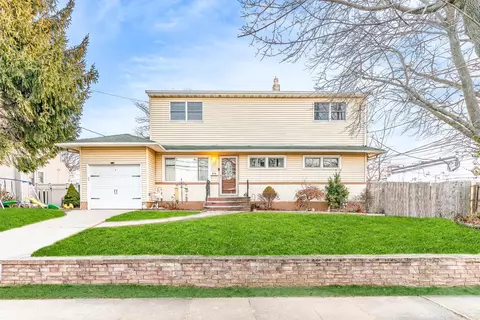 915 N Broome Ave, Lindenhurst, NY 11757