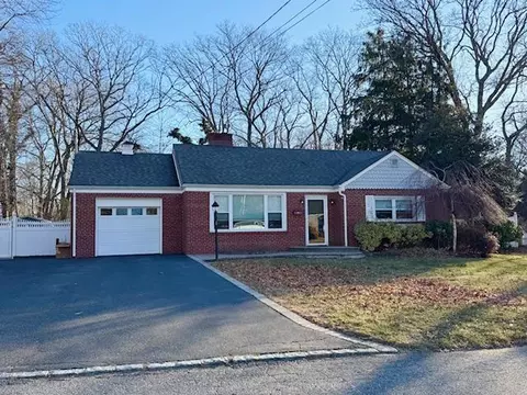 15 Dewey St, Port Jefferson Station, NY 11776