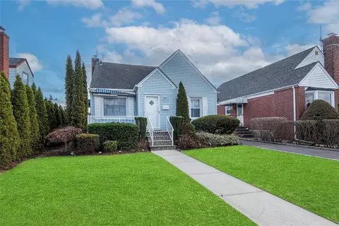 70 Nugent St, North Hempstead, NY 11040