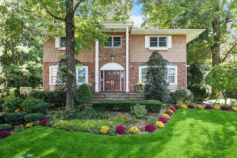 25 Wren Dr, North Hempstead, NY 11576