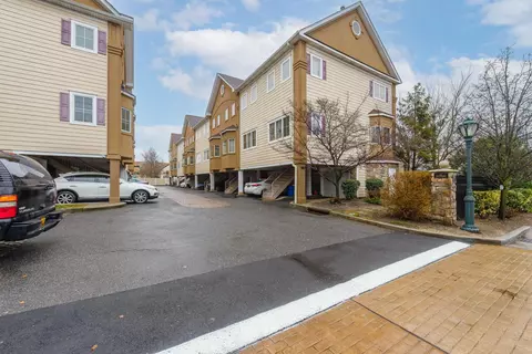 330 Maple Ave #5, North Hempstead, NY 11590