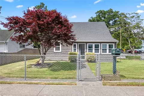 74 Belford Ave, Bay Shore, NY 11706