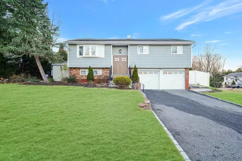 2 Rogers Ln, Smithtown, NY 11787