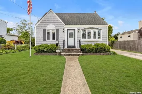 111 Kramer Dr, Lindenhurst, NY 11757