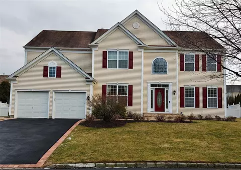 19 Oakland Hills Dr, Mount Sinai, NY 11766