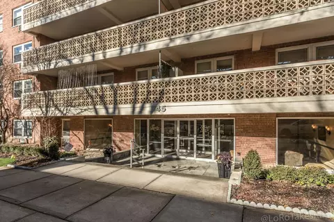 45 Hillpark Ave #3E, North Hempstead, NY 11021