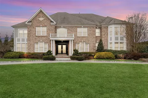 27 Legends Cir, Melville, NY 11747